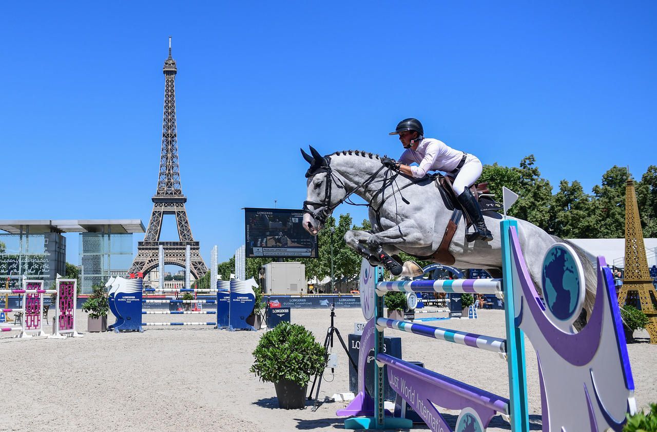 Jumping Eiffel du spectacle de haut vol sous la tour et le