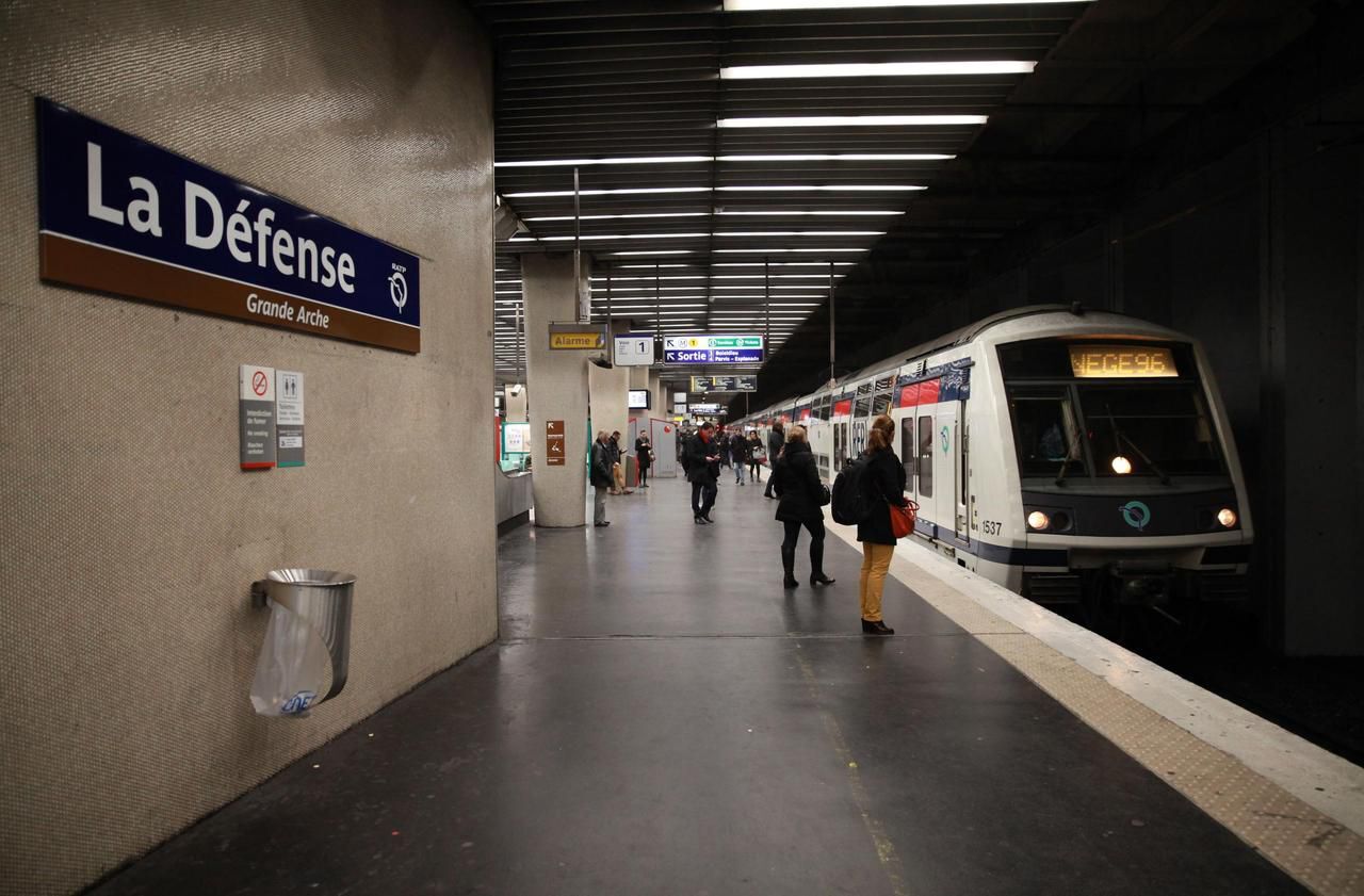 La D fense un homme meurt en se jetant contre le RER A et blesse