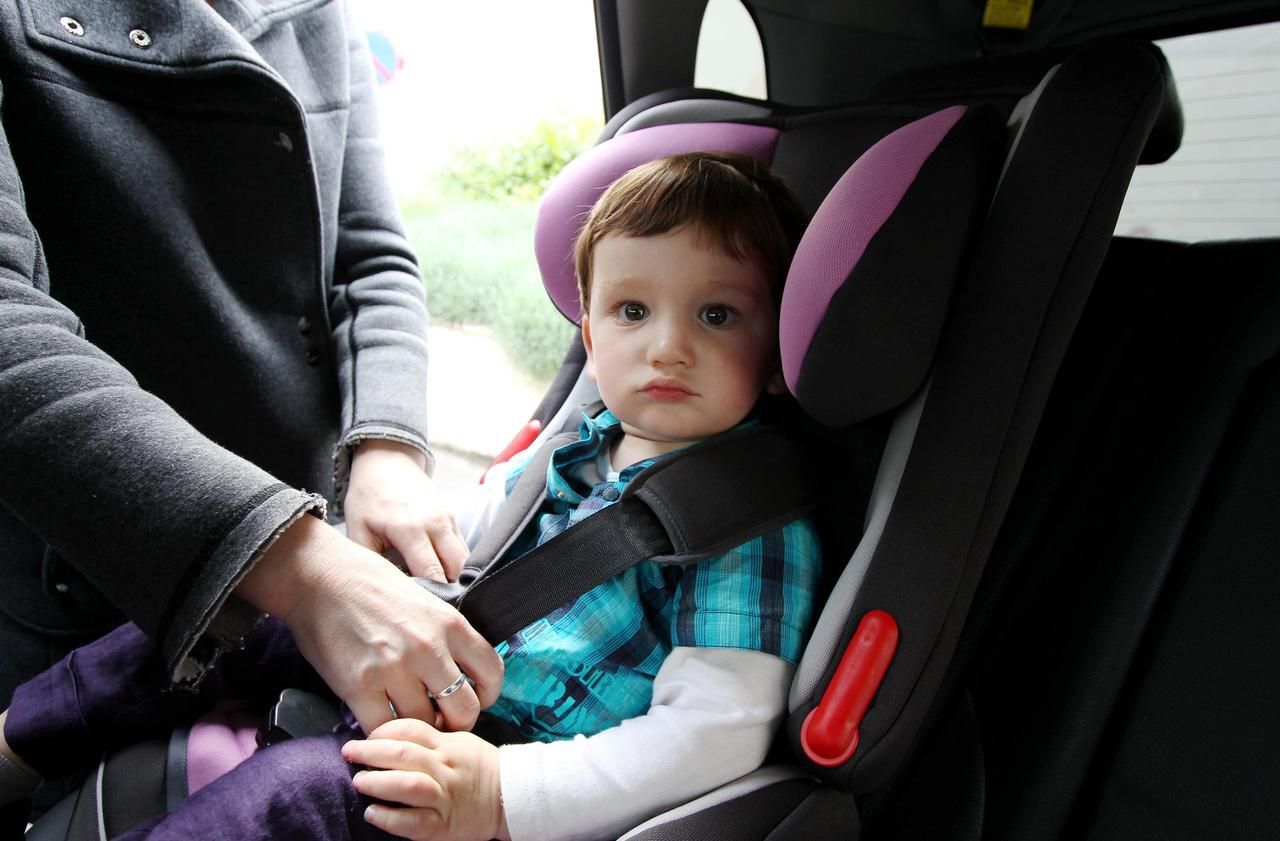 Sièges auto et rehausseurs : comment bien attacher son enfant - Le