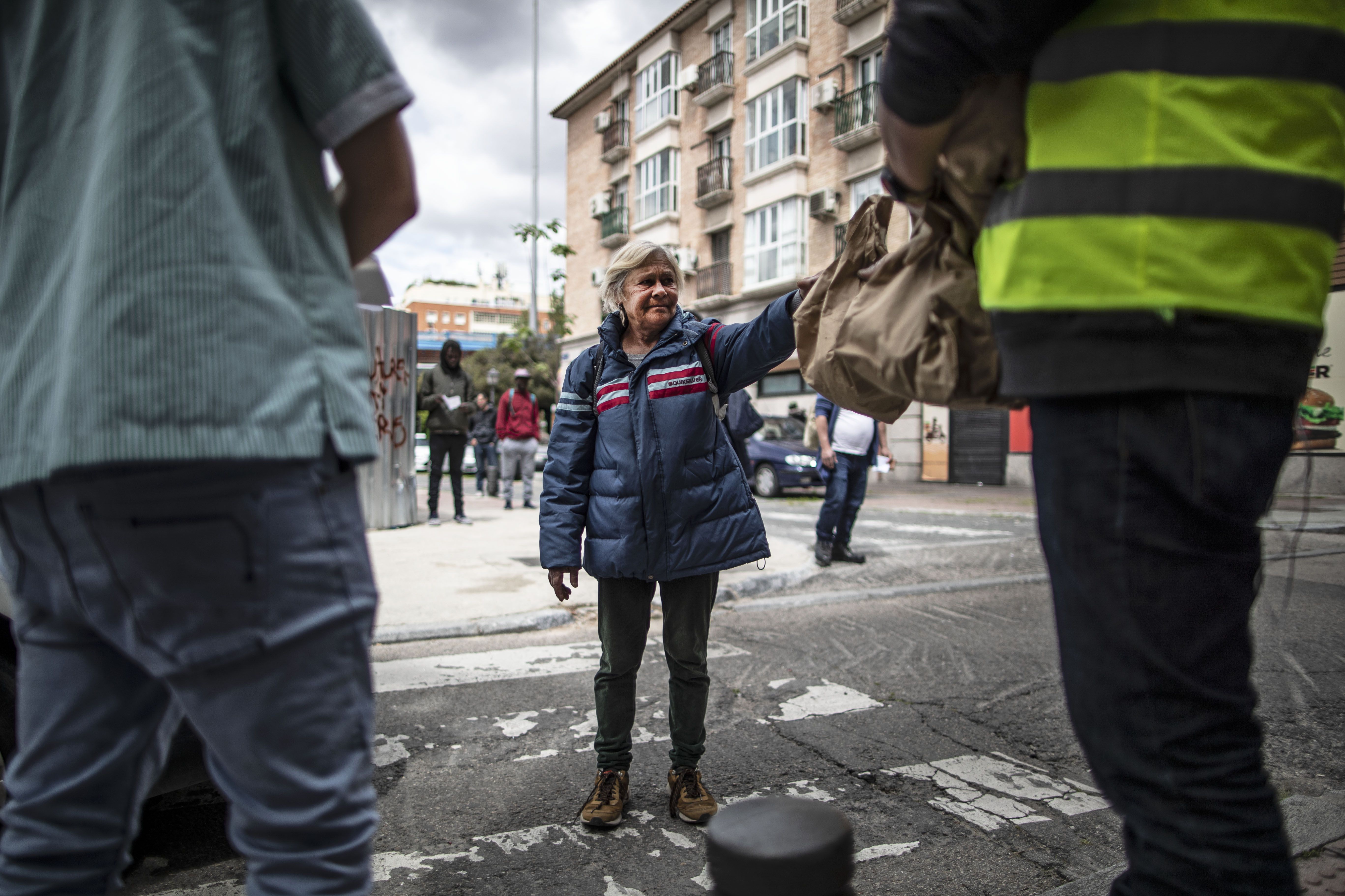 Las Colas Del Hambre Y La Pobreza Inician Su Escalada En Madrid Cada Dia Viene Mas Gente Nueva Madrid El Pais