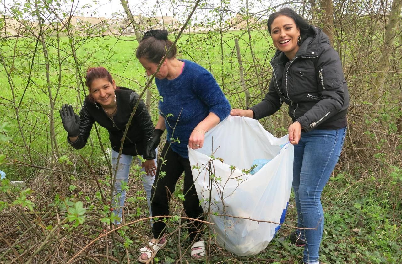 Roms et associatifs unis pour nettoyer un camp de Vigneux-sur-Seine - Le  Parisien