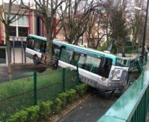 Un Bus De La Ratp Termine Sa Course À L'intérieur D'un Lycée De Noisy-Le- Grand - Le Parisien