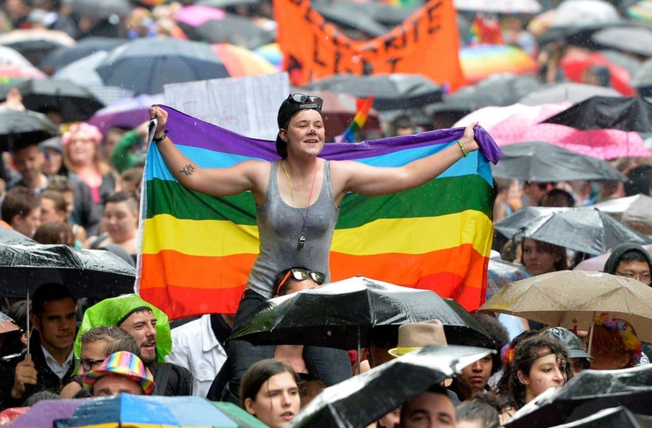 Mois des fiertés : L'Arc de Triomphe enrobé d'un drapeau LGBT+