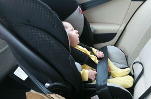 Bébé à bord d'un taxi : le siège bébé est-il obligatoire ?