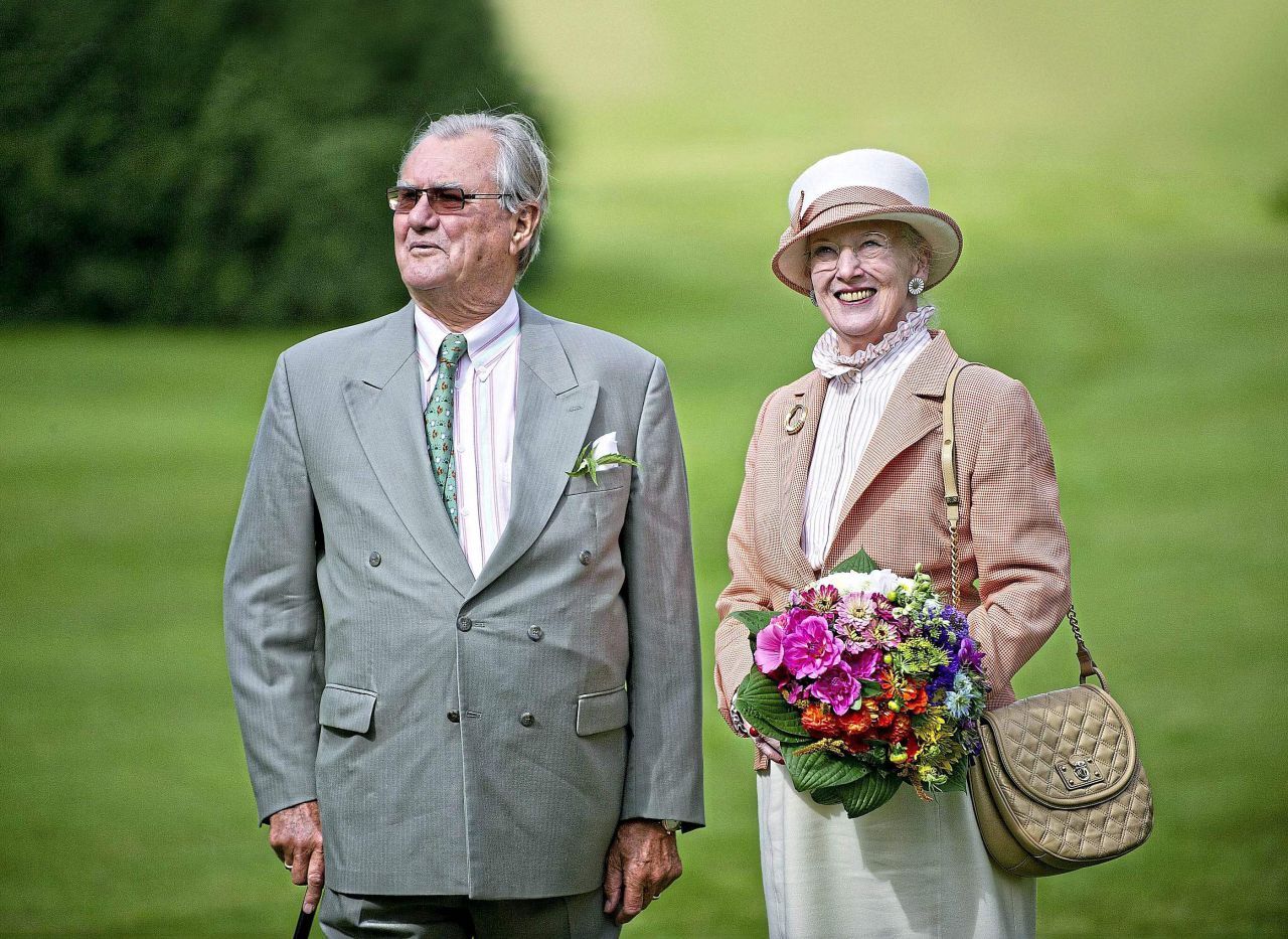 Au Pays Des Monarques La Reine Du Danemark Et Son Prince Bougon Le Parisien