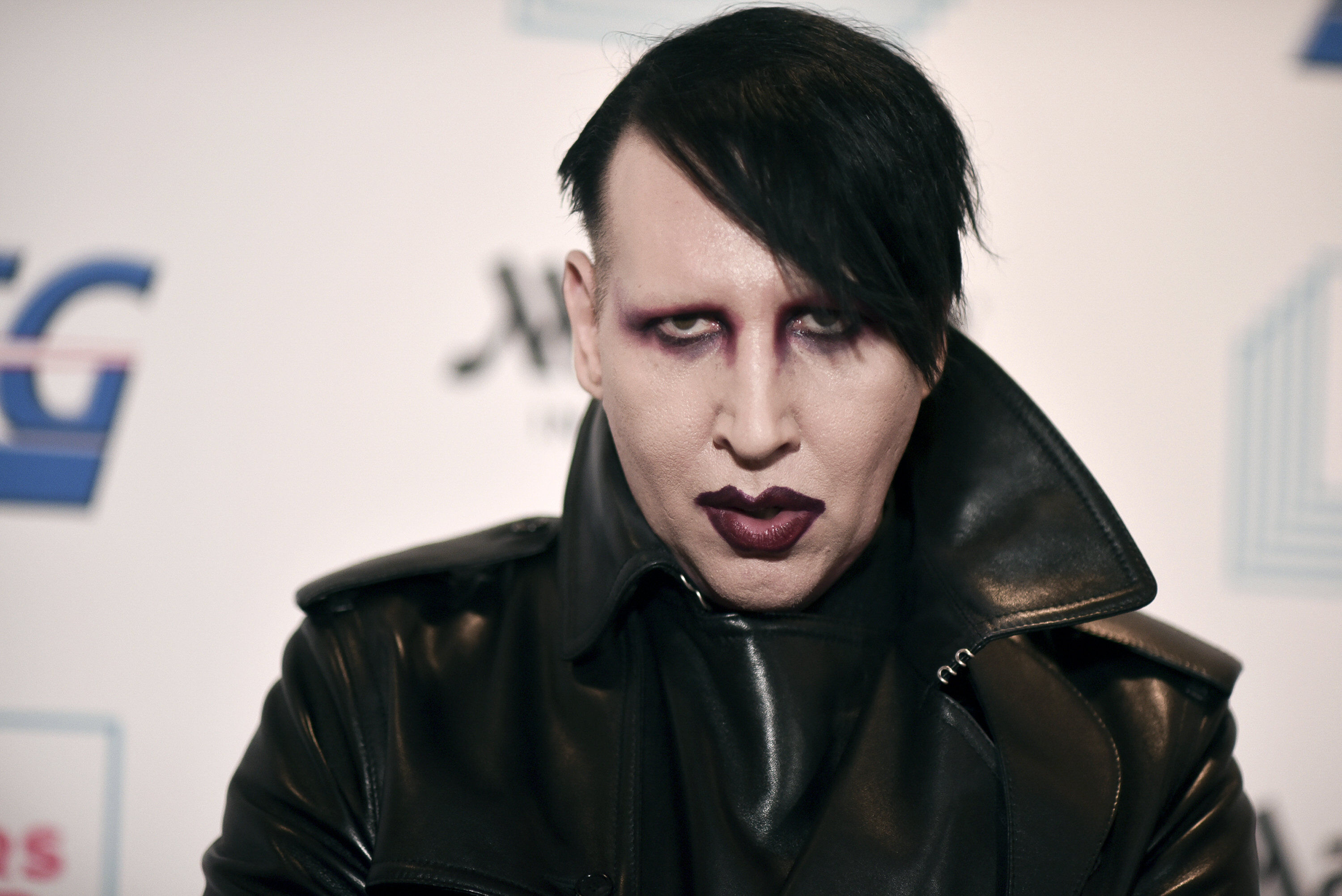 Visé par plusieurs accusations de viol et harcèlement, Marilyn Manson  remercié par son label – Libération