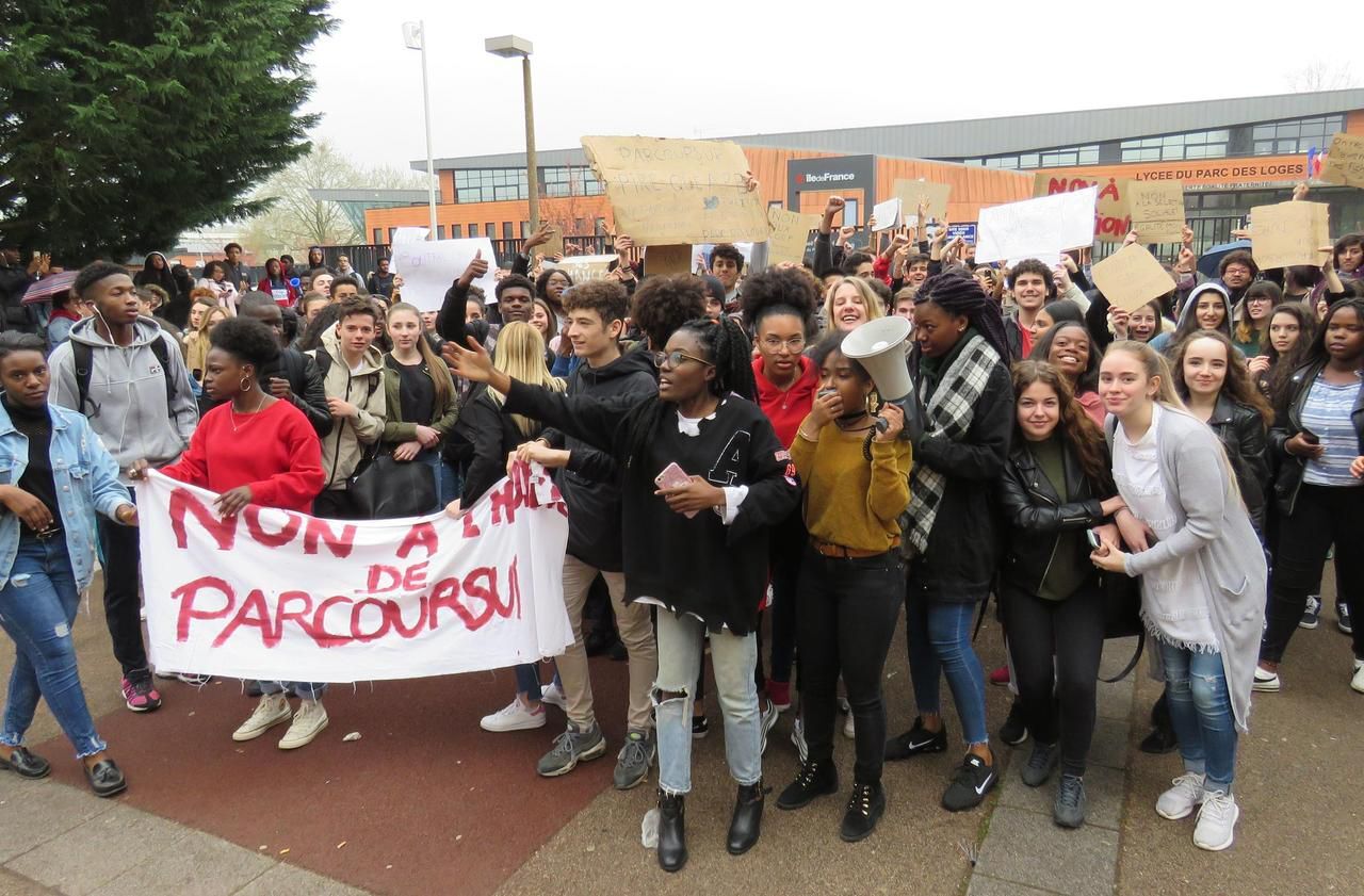 Evry Plusieurs Centaines De Lyceens Du Parc Des Loges Manifestent Contre Parcoursup Le Parisien