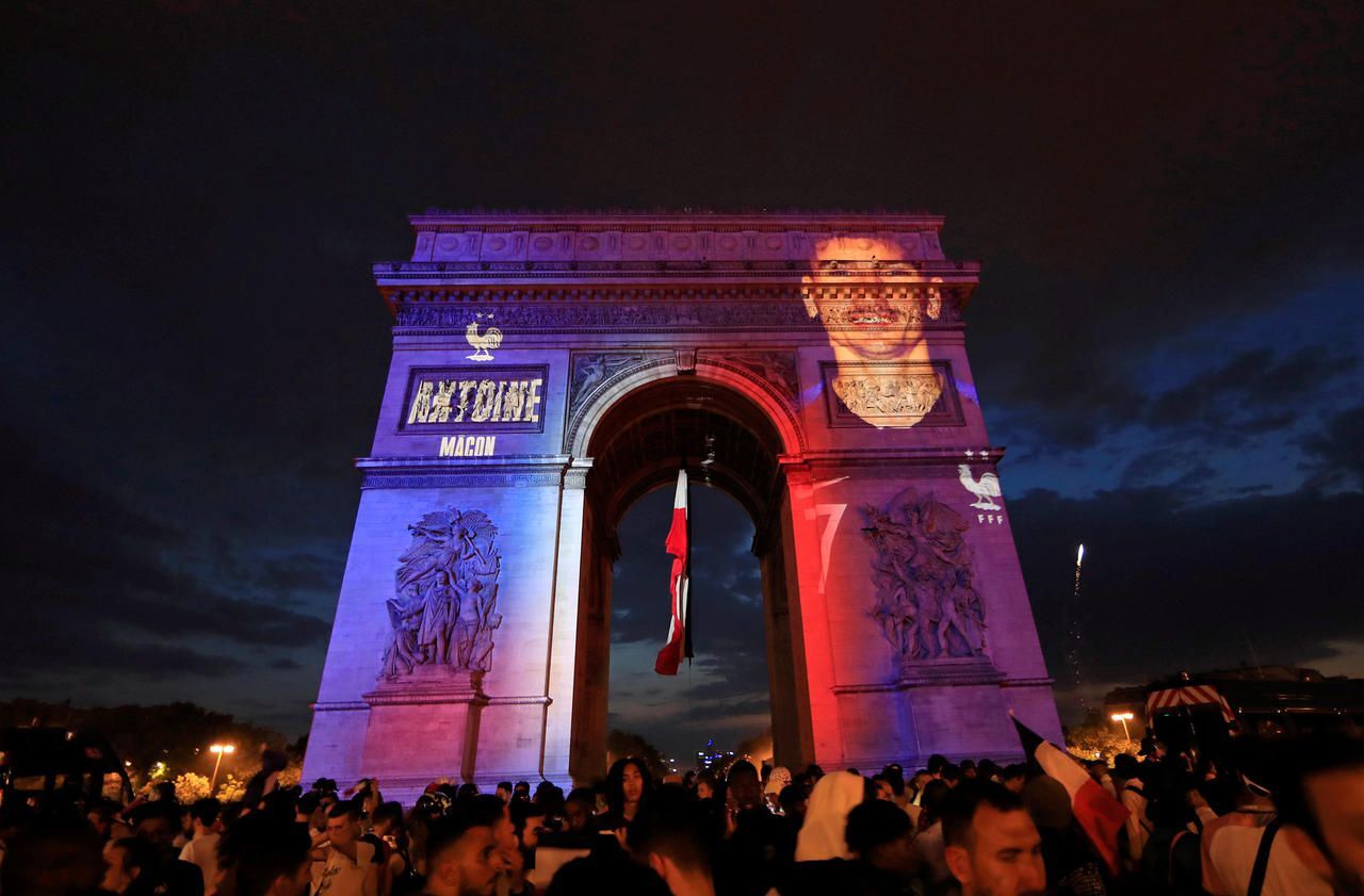 Coupe du monde 2018 : les visages des champions du monde sur l'Arc de  Triomphe 