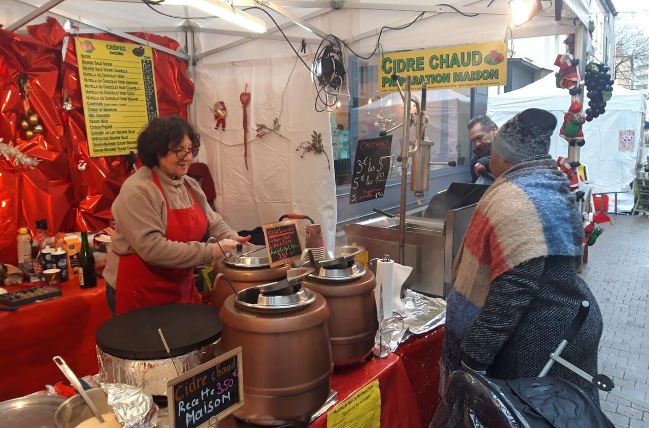 Un nouveau stand de jeux et jouets en bois sur le marché - La Voix