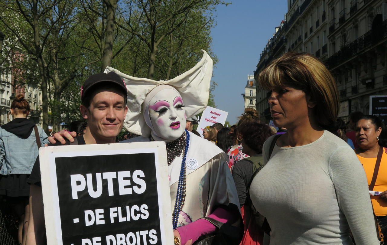 EN IMAGES. Les prostitué(e)s manifestent à Pigalle pour abroger la loi  pénalisant leurs clients - Le Parisien