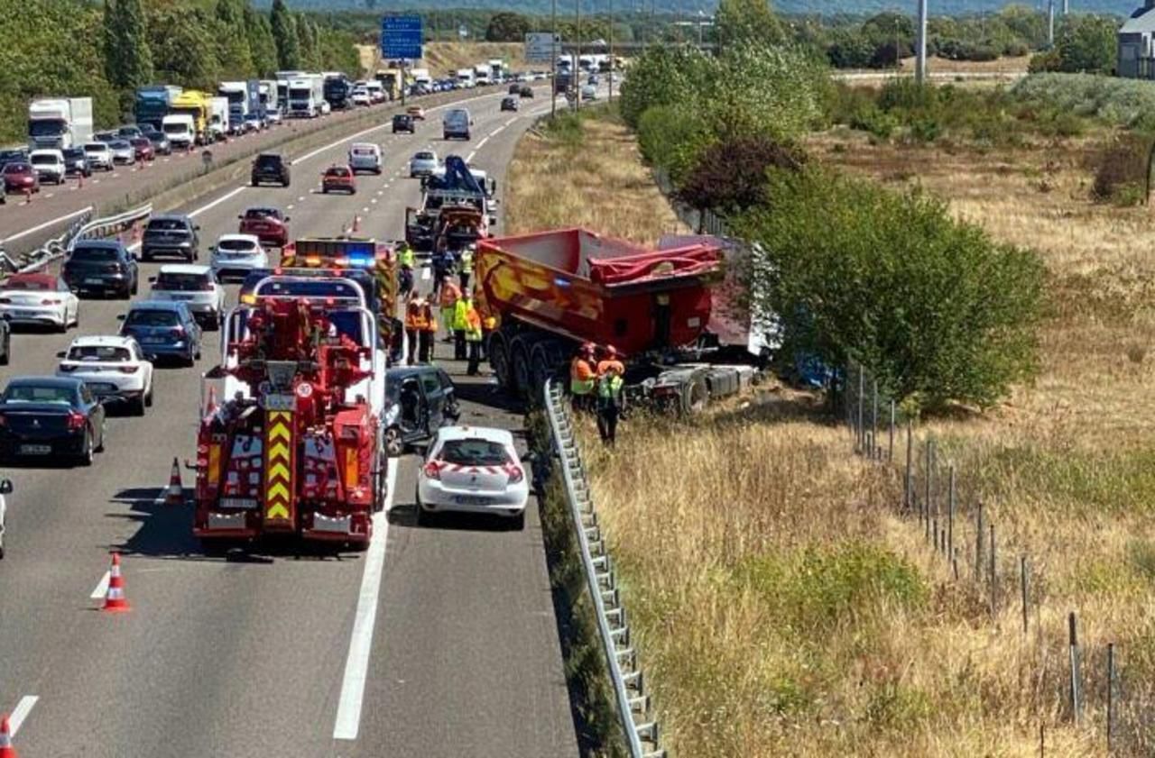 Yvelines Deux Morts Dans Un Spectaculaire Accident Sur L Autoroute A 13 Le Parisien