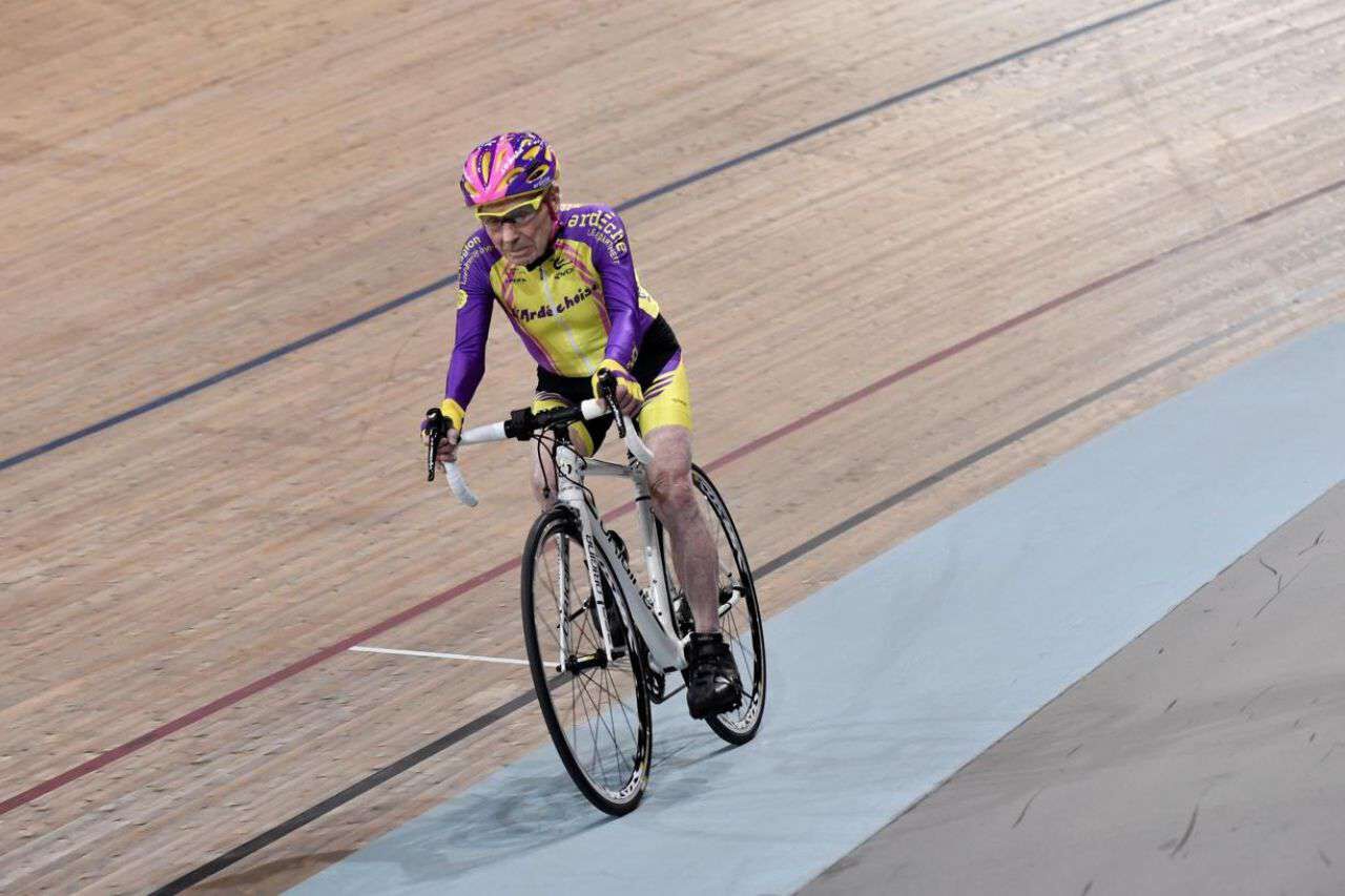 VIDEO. A 105 ans Robert Marchand a parcouru 22 547 km a velo en une heure Le Parisien