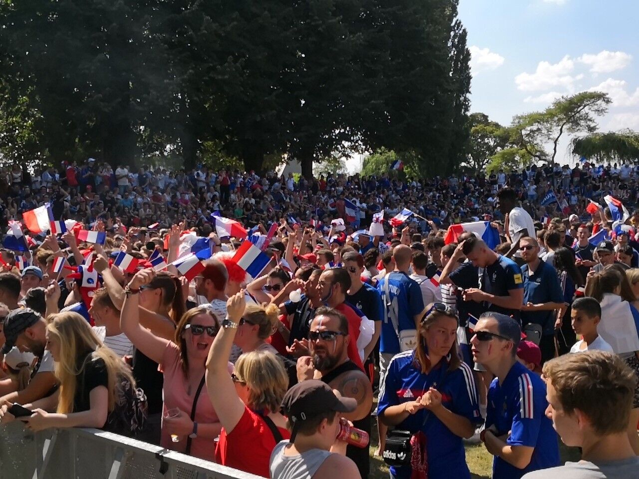 France-Croatie : entre 2.500 et 3.000 supporters des Bleus au stade de  Moscou