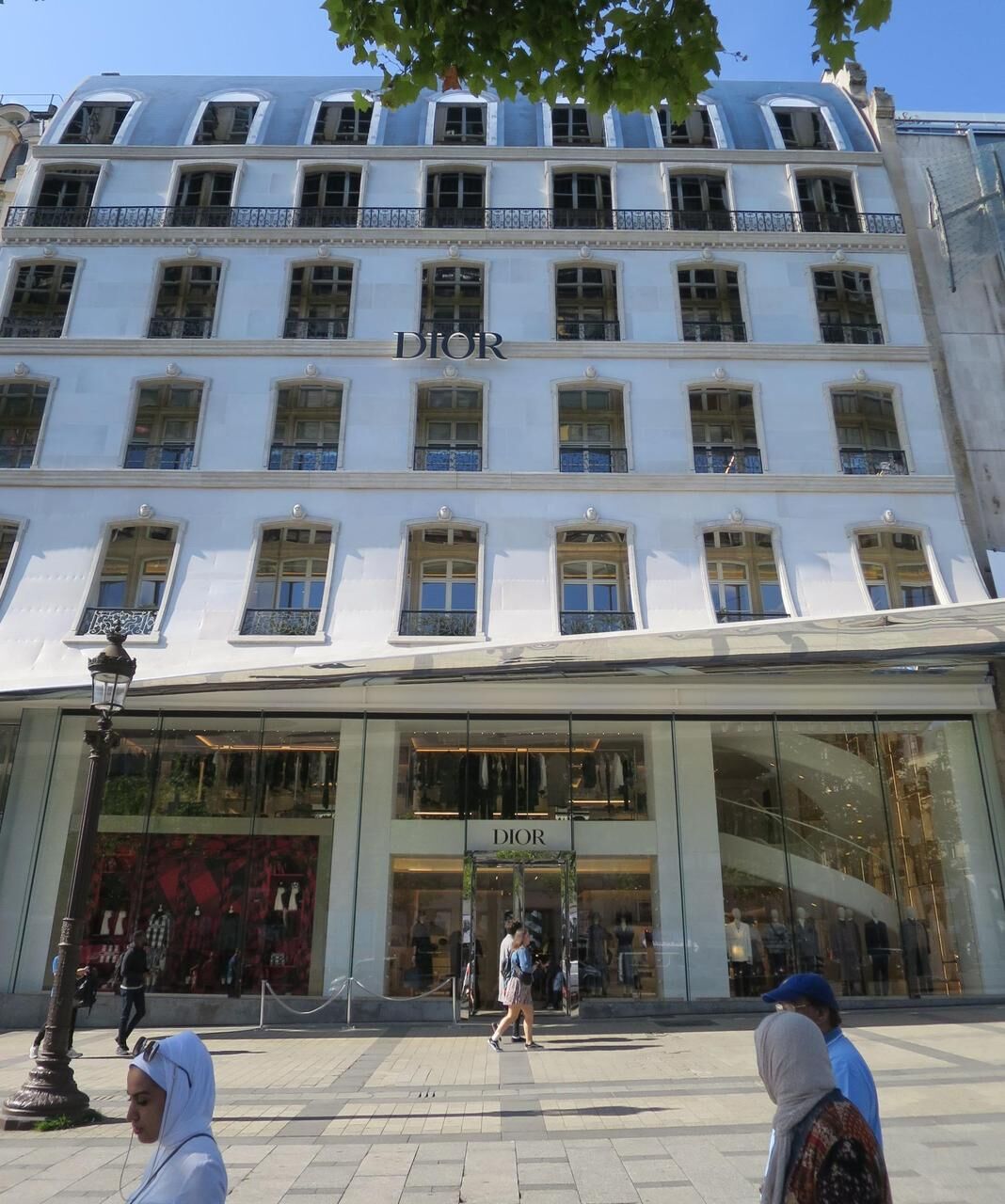 La boutique Dior Avenue des Champs-Elysées reçoit le Prix Versailles 2020
